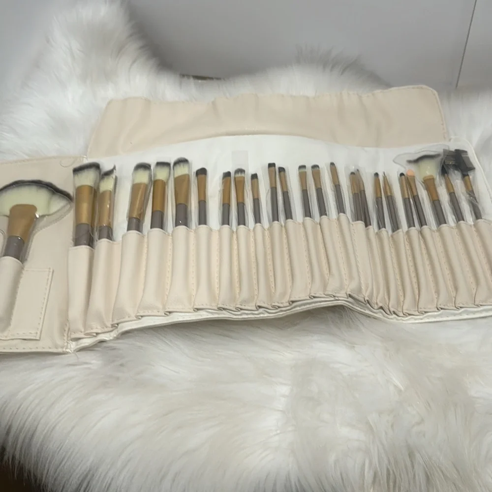 VYSN 24 Piece Makeup Set with Carrying Bag